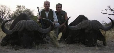 Fotografías del monarca y los animales abatidos durante sus safaris en África.