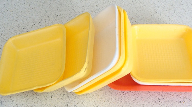 Bandejas de plástico de Poliestireno que son muy usadas para la venta de carnes en los supermercados.