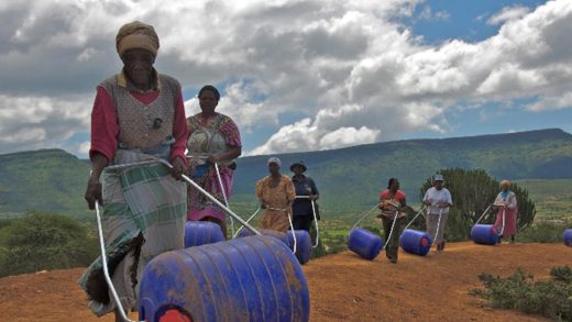 Mujeres africanas transportando agua en un hippo roller